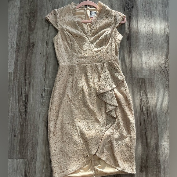 Vince Camuto Lace Bodycon with Cap Sleeves and Scallop V-Neck - Picture 1 of 10